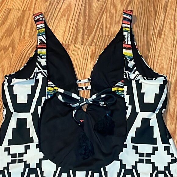 Becca Tribal Primitive Print Black White 1 piece swimsuit, bathing, tank, Large - Picture 6 of 10